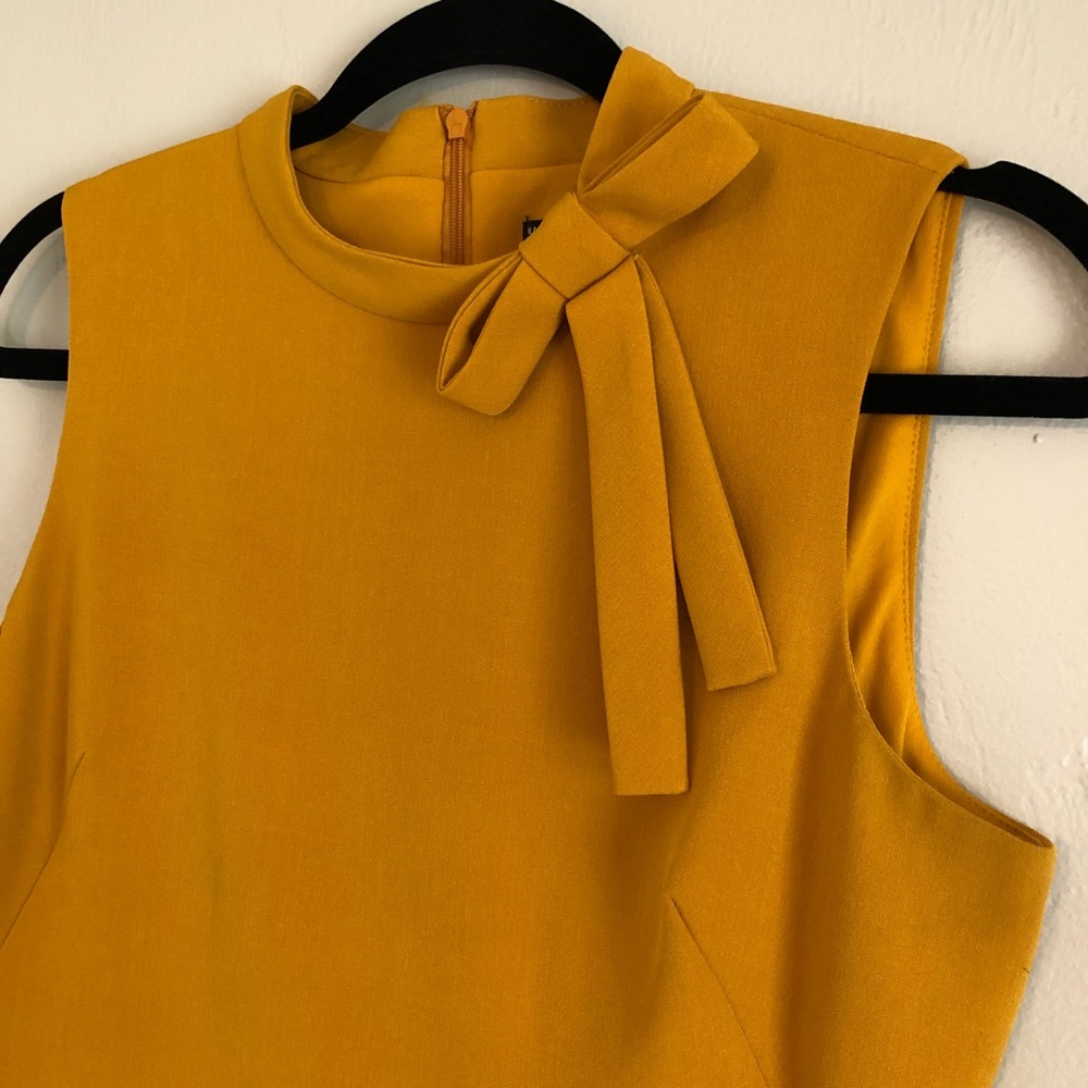 Sheath dress with bow detail